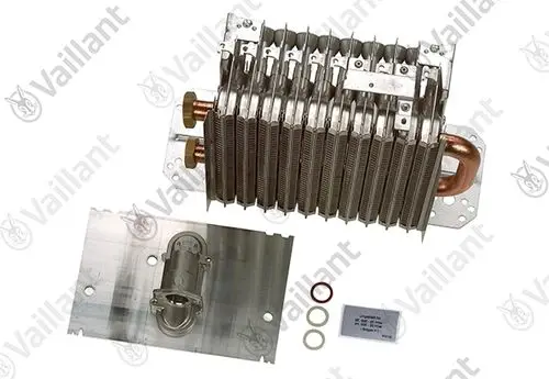 Vaillant Brenner mit mehreren Lamellen und Kupferanschlüssen, montiert auf einer Metallplatte. Enthalten sind Dichtungsringe und eine kleine elektronische Einheit.